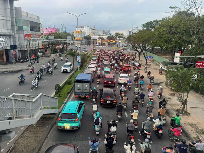 Từ những tuyến xe buýt điện đang hiện hữu, Đà Nẵng đang đặt nền móng cho một hệ thống giao thông công cộng mới.