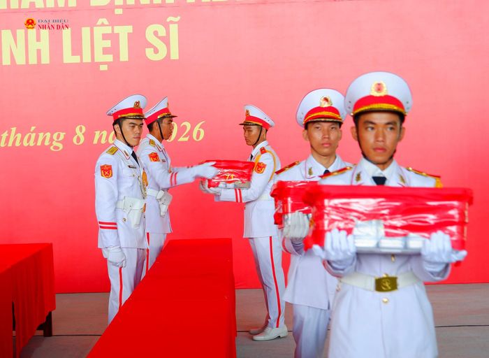 Mẫu sinh phẩm hài cốt các liệt sĩ được đưa lên máy bay với nghi thức trang trọng nhất. Ảnh: Hoa Lê