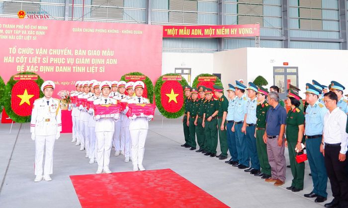 Mẫu sinh phẩm hài cốt các liệt sĩ được đưa lên máy bay với nghi thức trang trọng nhất. Ảnh: Hoa Lê