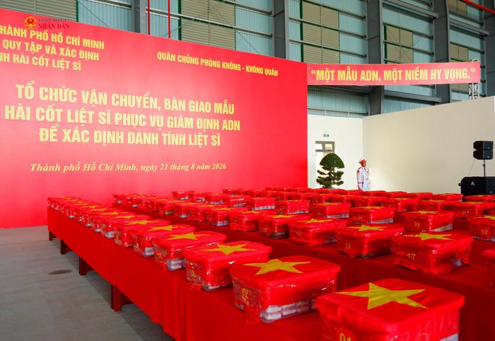 7.104 mẫu sinh phẩm hài cốt liệt sĩ được niêm phong, đóng gói nghiêm ngặt trong 71 thùng chuyên dụng, phủ Quốc kỳ. Ảnh: Hoa Lê