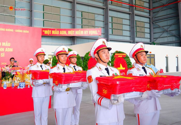 Mẫu sinh phẩm hài cốt các liệt sĩ được đưa lên máy bay với nghi thức trang trọng nhất. Ảnh: Hoa Lê