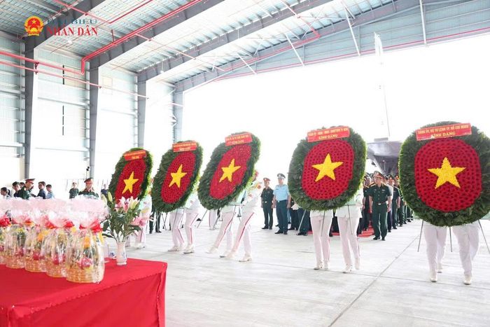 Lãnh đạo Quân khu 7, Quân chủng Phòng không - Không quân, TP. Hồ Chí Minh thành kính dâng hoa, dâng hương tri ân các Anh hùng liệt sĩ. Ảnh: Hoa Lê