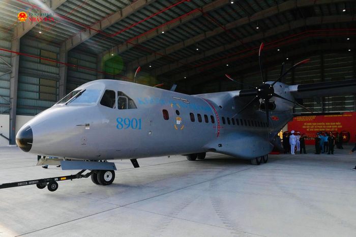 Sau khi 71 thùng mẫu được xếp lên khoang, máy bay được xe chuyên dụng kéo ra vị trí kiểm tra kỹ thuật trước khi cất cánh. Ảnh: Hoa Lê