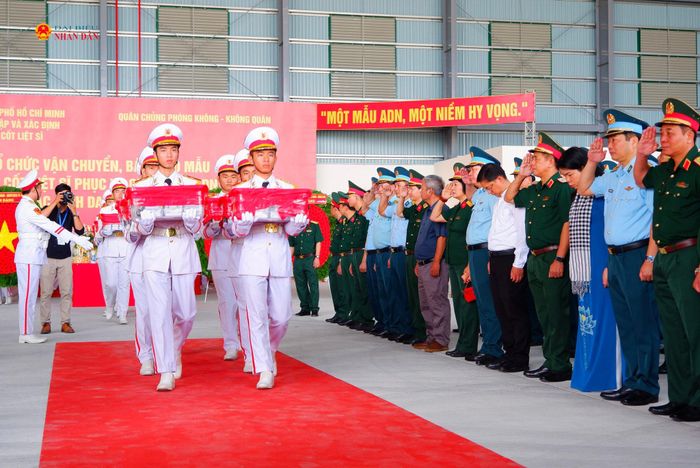 Mẫu sinh phẩm hài cốt các liệt sĩ được đưa lên máy bay với nghi thức trang trọng nhất. Ảnh: Hoa Lê