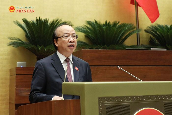 Chủ nhiệm Ủy ban Pháp luật và Tư pháp Phan Chí Hiếu trình bày Tờ trình của Ủy ban Thường vụ Quốc hội. Ảnh: Khánh Duy