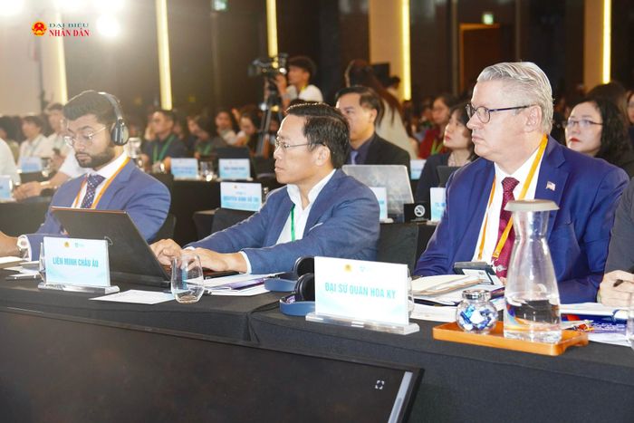 Các đại biểu tham dự chương trình.