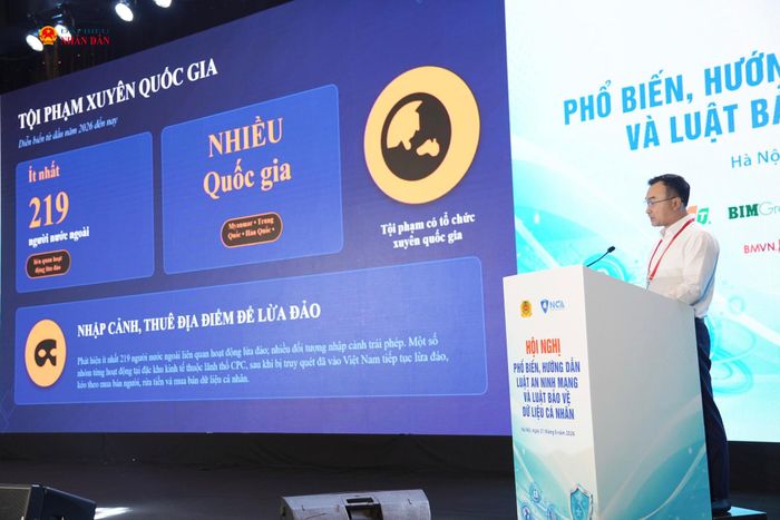 Trung tá Lê Anh Tuấn - Phó Trưởng phòng 5 - Cục An ninh mạng và phòng, chống tội phạm sử dụng công nghệ cao, Bộ Công an trình bày chuyên đề "Lừa đảo trực tuyến - Nhận diện thách thức mới và đóng góp của doanh nghiệp".