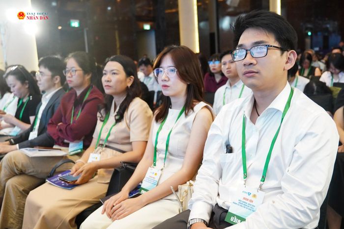 Các đại biểu tham dự chương trình.