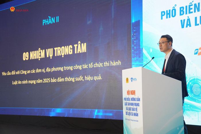 Thượng tá Triệu Mạnh Tùng, Phó Cục trưởng Cục An ninh mạng và phòng, chống tội phạm sử dụng công nghệ cao, Bộ Công an trình bày báo cáo "Những điểm mới, phạm vi điều chỉnh, chính sách, nguyên tắc và yêu cầu tổ chức thi hành Luật An ninh mạng năm 2025".