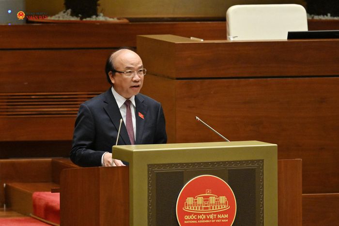 Chủ nhiệm Ủy ban Pháp luật và Tư pháp Phan Chí Hiếu trình bày Báo cáo thẩm tra về cơ chế, chính sách đối với dự án xây dựng khu đô thị lấn biển để tích hợp vào dự án Luật Phát triển đô thị. Ảnh: Thủy Nguyễn