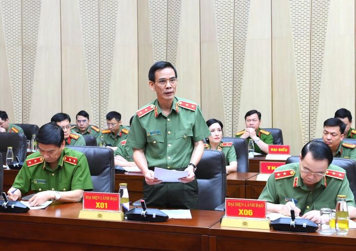 Ủy viên Đảng ủy CATW, Cục trưởng Cục Tổ chức cán bộ Trung tướng Hoàng Đức Lừng trình bày báo cáo tóm tắt tại Hội nghị.