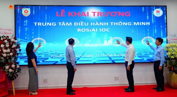 Thứ trưởng Bộ Tư pháp Nguyễn Thanh Ngọc và các đại biểu thực hiện nghi thức khai trương Trung tâm điều hành thông minh ROSIAI IOC