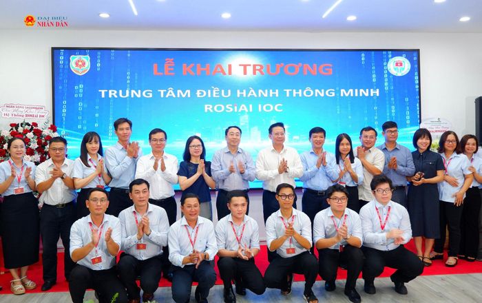 Thứ trưởng Bộ Tư pháp Nguyễn Thanh Ngọc chụp hình lưu niệm với Trung tâm điều hành thông minh ROSIAI IOC