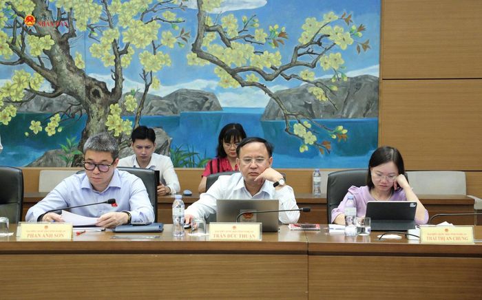 Các ĐBQH tỉnh Nghệ An dự phiên họp tại Tổ. Ảnh: Khánh Duy