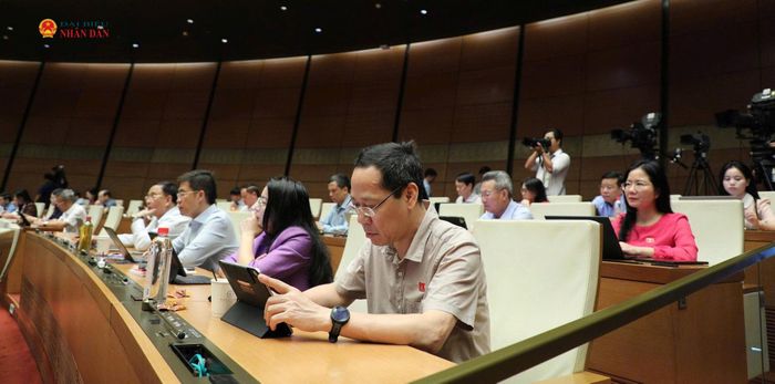 Các ĐBQH tỉnh Nghệ An dự phiên họp tại Hội trường. Ảnh: Khánh Duy