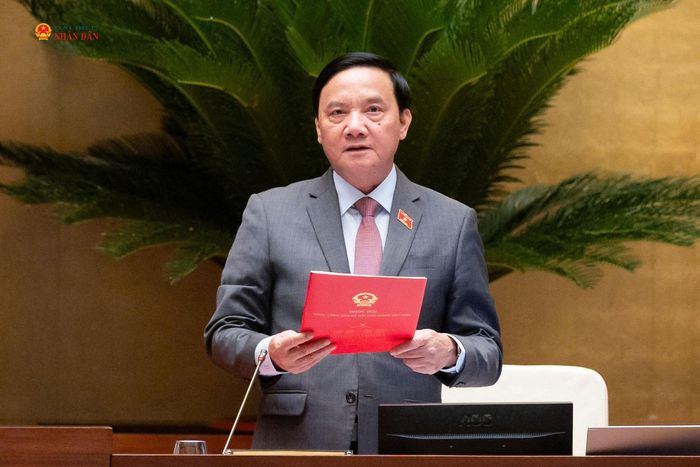 Phó Chủ tịch Quốc hội Nguyễn Khắc Định điều hành phiên thảo luận tại Hội trường về định hướng chính sách sửa đổi Luật Nhà ở năm 2023