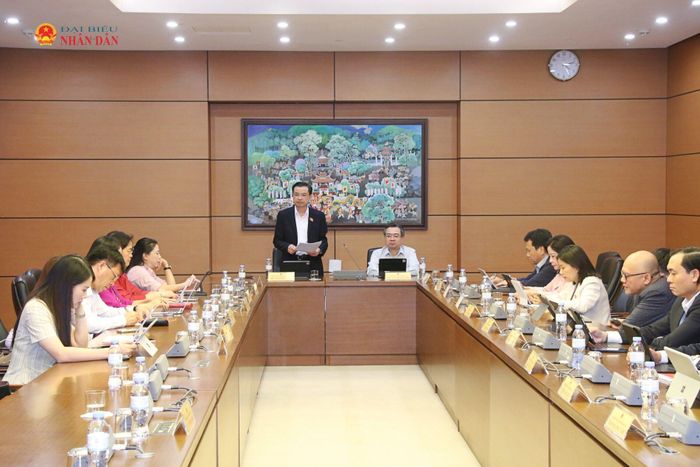 Quang cảnh phiên thảo luận tại Tổ 16. Ảnh: Đắc Trường