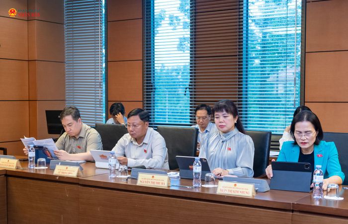Đoàn ĐBQH tỉnh Quảng Ninh tham gia phiên thảo luận tại Tổ 14. Ảnh: Mạnh Hưng