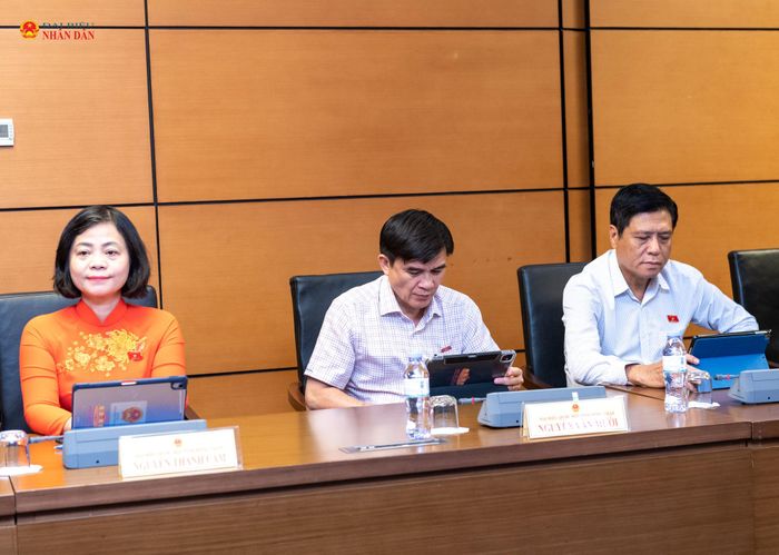 Các ĐBQH tỉnh Đồng Tháp tham gia phiên thảo luận tại Tổ 14. Ảnh: Mạnh Hưng