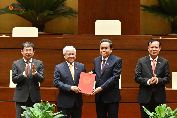 Chủ tịch Quốc hội Trần Thanh Mẫn trao Nghị quyết, tặng hoa Đoàn Chủ tịch Tổ chức Nghị sĩ hữu nghị Việt Nam của Quốc hội khóa XVI