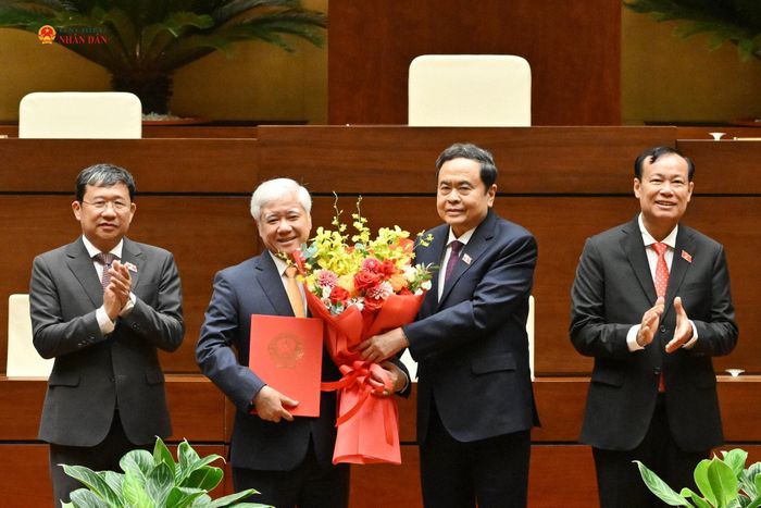 Chủ tịch Quốc hội Trần Thanh Mẫn trao Nghị quyết, tặng hoa Đoàn Chủ tịch Tổ chức Nghị sĩ hữu nghị Việt Nam của Quốc hội khóa XVI