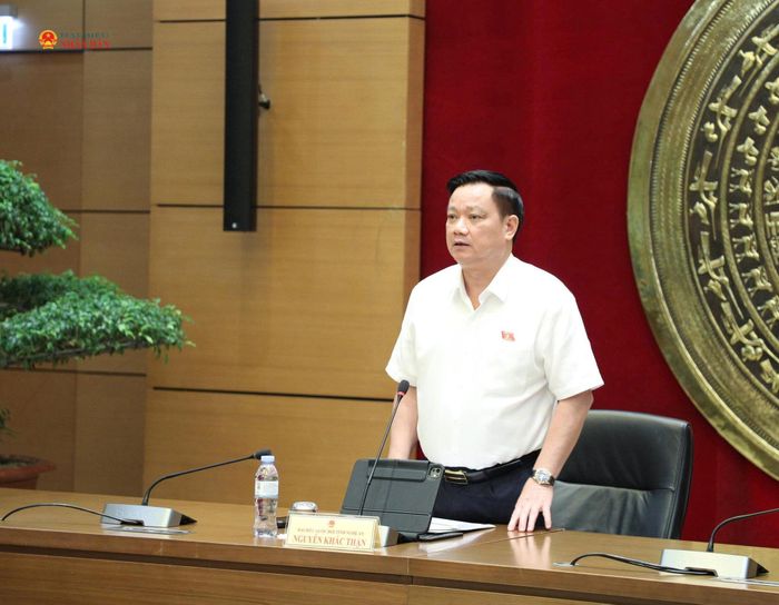Trưởng Đoàn ĐBQH tỉnh Nghệ An Nguyễn Khắc Thận điều hành phiên thảo luận tại Tổ 7