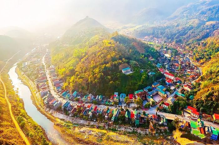 Một góc trung tâm xã Mường Xén nhìn từ trên cao. Ảnh: Sách Nguyễn