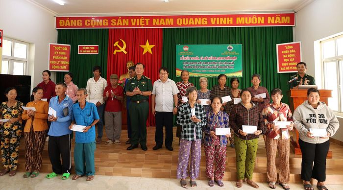 Các đại biểu tặng quà cho người dân có hoàn cảnh khó khăn trên địa bàn xã An Phú. Ảnh: Tuấn Kiệt