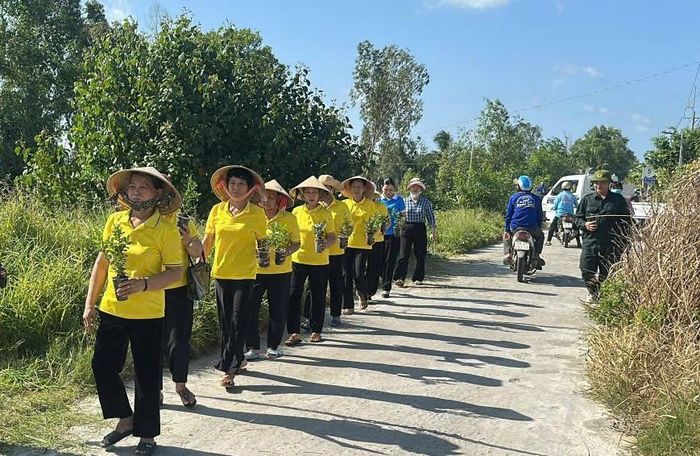 Đông đảo người dân ra quân vệ sinh môi trường và trồng thêm cây xanh