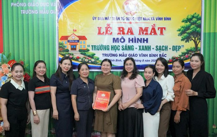 Thường trực Ủy ban MTTQVN xã Vĩnh Bình ra mắt mô hình “Trường học sáng - xanh - sạch - đẹp” tại Trường Mẫu giáo Vĩnh Bình Bắc.