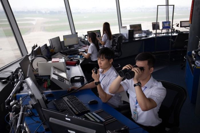 Kíp trực điều hành bay tại Đài Kiểm soát không lưu Tân Sơn Nhất. Ảnh: VATM