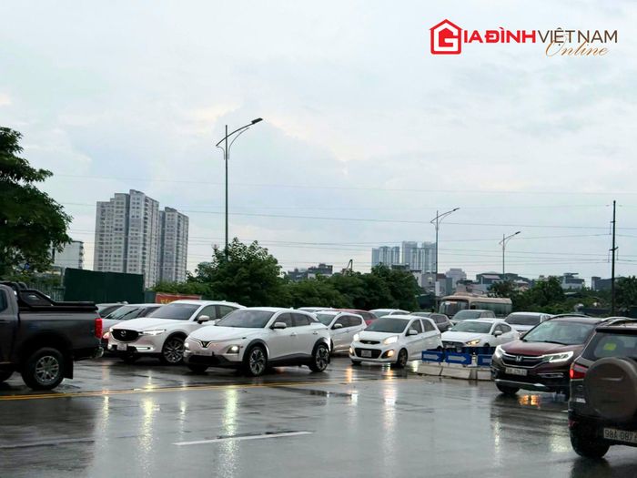Ô tô nối dài, nhích từng đoạn trong thời điểm giao thông đông đúc.