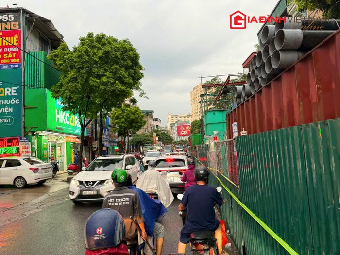 Mặt đường trơn ướt, người điều khiển phương tiện chủ động giảm tốc độ để đảm bảo an toàn.