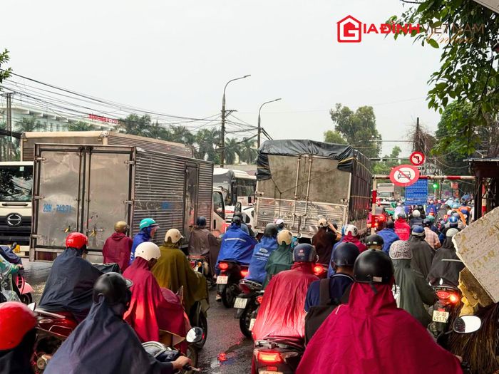 Lượng phương tiện tăng cao khiến giao thông ùn ứ cục bộ tại một số khu vực.
