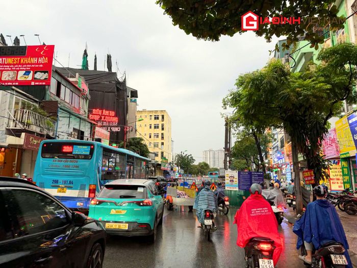 Người dân chủ động tìm tuyến đường phù hợp để tránh khu vực ùn tắc trong giờ tan tầm.