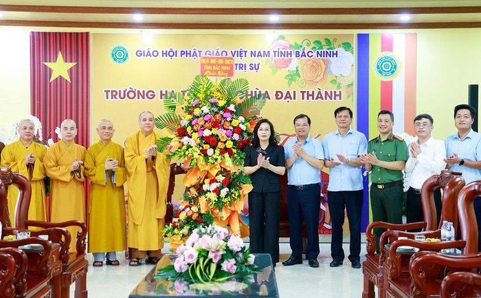 Phó Bí thư Thường trực Tỉnh uỷ Bắc Ninh Nguyễn Thị Hương cùng các đồng chí trong đoàn tặng hoa chúc mừng Hòa thượng Thích Thanh Phụng, cùng các tăng ni, phật tử chùa Đại Thành (phường Kinh Bắc).