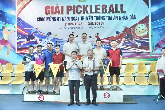 Đồng chí Bùi Đức Thuận, Chánh án TAND tỉnh Tuyên Quang và đồng chí Nguyễn Minh Hùng, Chánh án TAND tỉnh Thái Nguyên trao giải cho các VĐV.