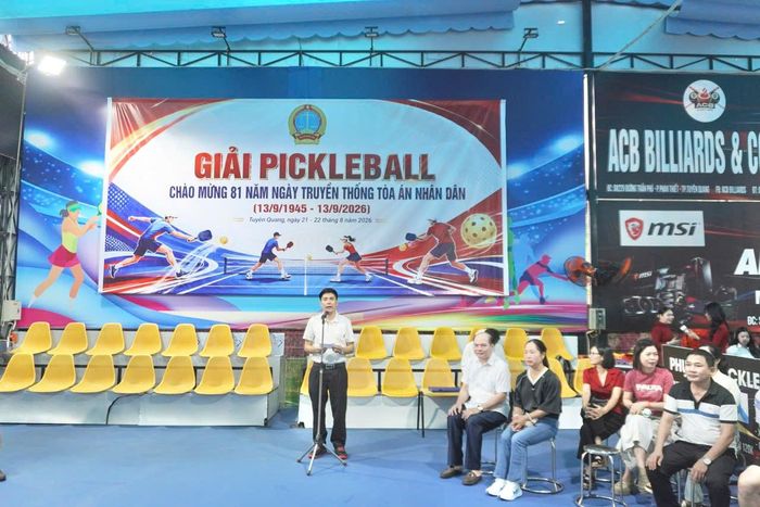 Đồng chí Phúc An Hoành, Phó Chánh án TAND tỉnh Tuyên Quang - Trưởng Ban Chỉ đạo phong trào văn hóa thể thao phát biểu khai mạc giải đấu.