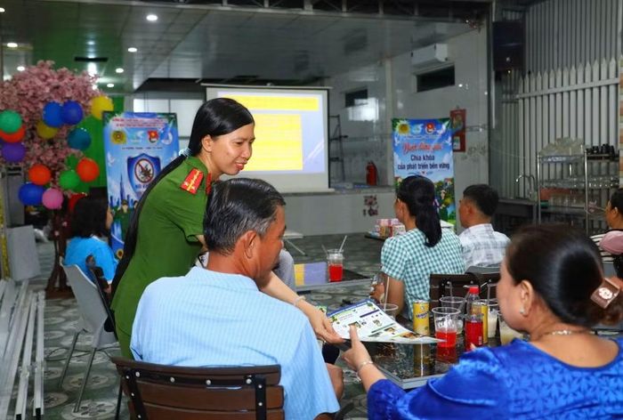  Phát tờ rơi tuyên truyền phong trào Toàn dân bảo vệ an ninh Tổ quốc đến tận tay người dân vùng sâu 
