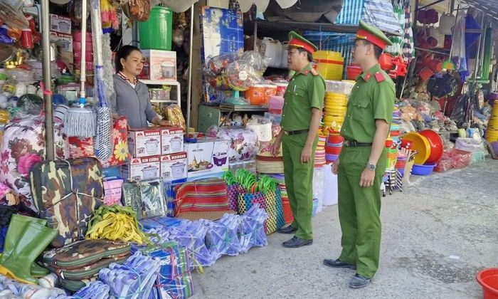  Vận động bà con tiểu thương cam kết không chứa chấp hàng lậu, không tiếp tay cho đối tượng buôn lậu 