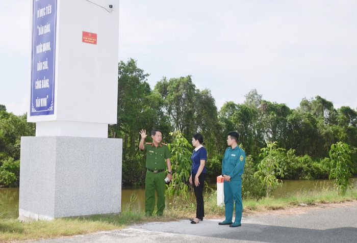 Mô hình “An ninh trật tự xã hội thông minh” xã Tân Hưng được xây dựng với 20 camera giám sát an ninh lắp đặt tại 11 vị trí trọng điểm trên địa bàn
