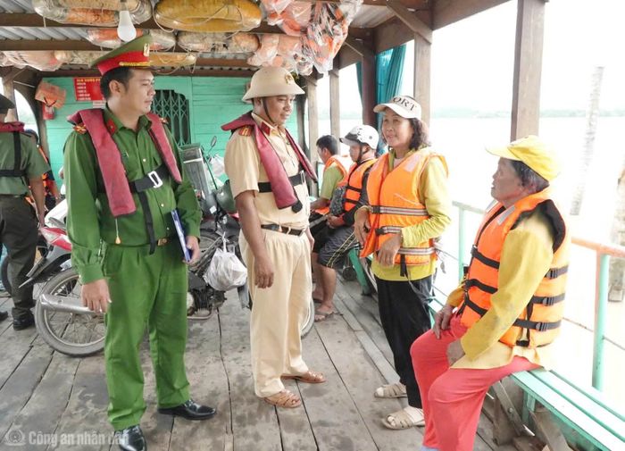 Đội Cảnh sát đường thủy - Phòng CSGT phối hợp Công an xã Nhơn Mỹ tuyên truyền bảo đảm TTATGT thủy cho người dân trên những chuyến phà ngang sông.