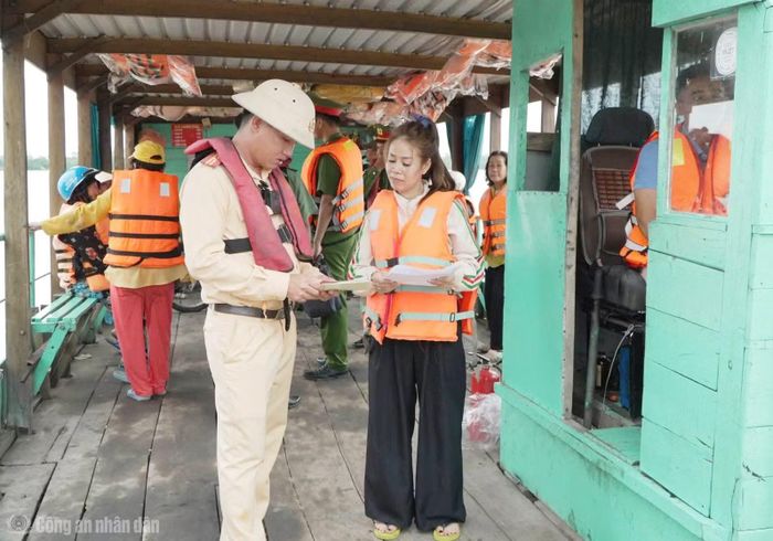 Đội Cảnh sát đường thủy - Phòng CSGT Công an TP Cần Thơ kiểm tra giấy tờ liên quan của bến khách ngang sông.