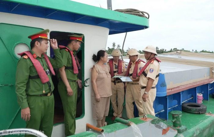 Đội Cảnh sát đường thủy - Phòng CSGT phối hợp Công an xã kiểm tra phương tiện thủy lưu thông trên sông Hậu.