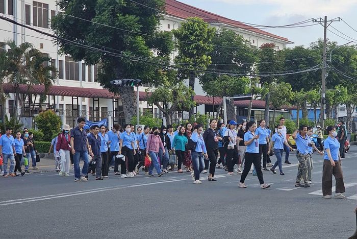 Giờ công nhân tan ca trong khu chế xuất Linh Trung.