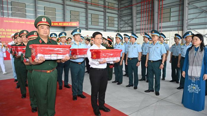 Lãnh đạo Quân khu 7 và TP Hồ Chí Minh đưa các mẫu vật hài cốt liệt sĩ lên máy bay.