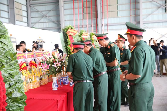 Các đại biểu dâng hoa, dâng hương các Anh hùng liệt sĩ.