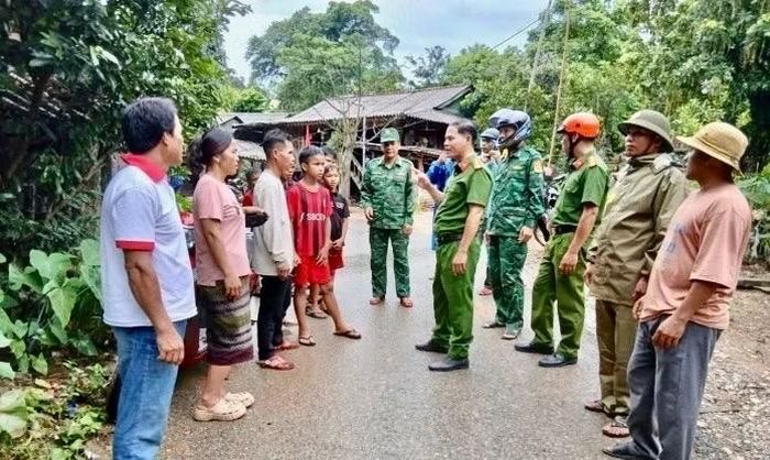 Công an A Dơi tuyên truyền, vận động người dân cùng chung tay chủ động phòng ngừa hậu quả mưa lũ.