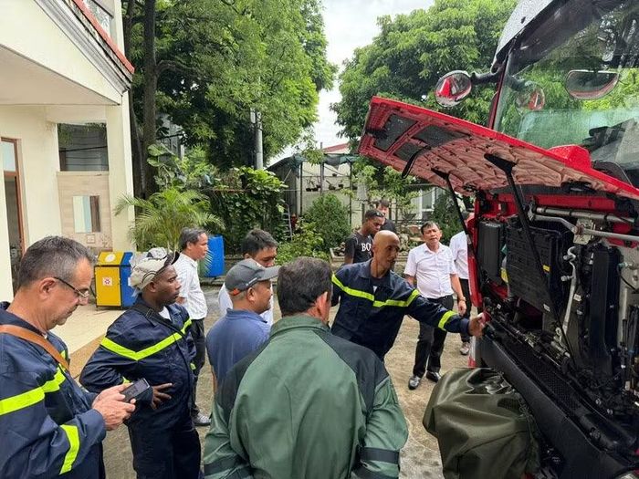 Cán bộ Bộ Nội vụ Cuba được thực hành trên các loại xe chuyên dụng về PCCC.