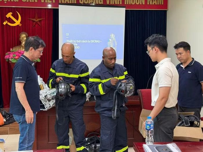 Các chuyên gia, giảng viên của Cục Cảnh sát PCCC và CNCH giới thiệu, thực hành và sử dụng các phương tiện, thiết bị PCCC.
